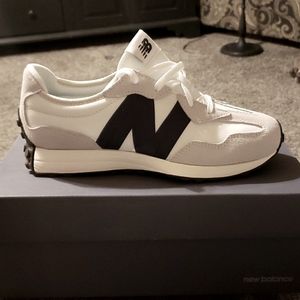 Women's 8.5 New Balance 327